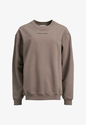 Sweatshirt marron en tissu doux, avec un col rond, des manches longues et un petit logo noir brodé sur la poitrine.
