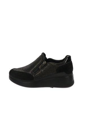 Chaussure slip-on noire avec tige texturée, fermeture éclair latérale, détails en daim et semelle épaisse, vue de profil sur fond blanc.