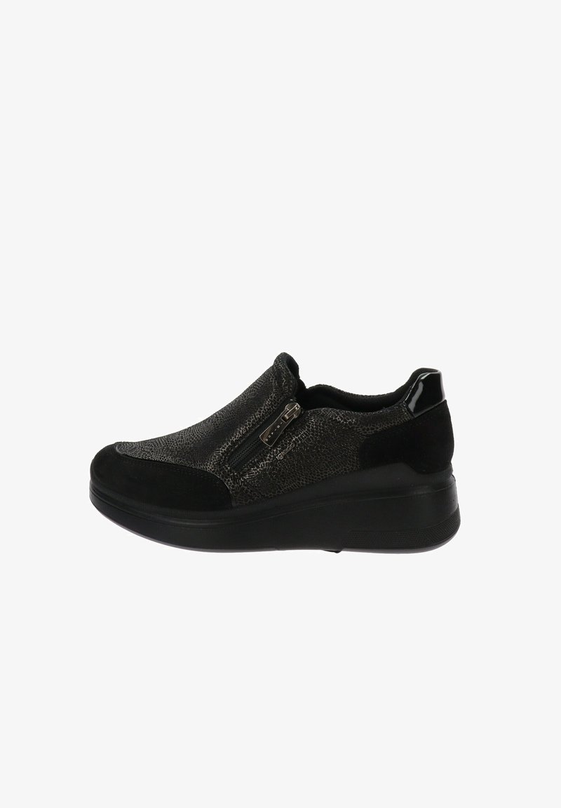 Chaussure slip-on noire avec tige texturée, fermeture éclair latérale, détails en daim et semelle épaisse, vue de profil sur fond blanc.