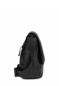 Borsa a tracolla nera con una larga tracolla regolabile e apertura con zip, mostrata di lato su uno sfondo bianco.