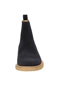 Schwarze Wildleder-Stiefelette mit einem schmalen Design, einer strukturierten Oberfläche und einer hellen Gummisohle. Verfügt über einen Zugtab am Rücken.
