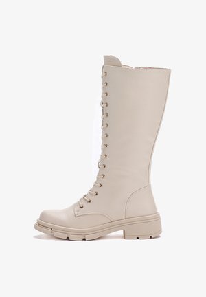Beige knielange Schnürstiefel aus synthetischem Material mit goldfarbenen Ösen, strukturierter Oberfläche und einer stabilen, klobigen Sohle.