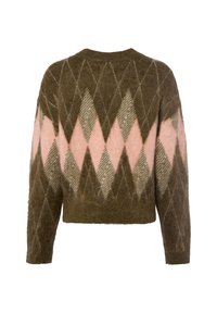 Pull à motif losanges verts et roses en tissu doux et texturé ; il présente un col rond, un design court et des manches longues.