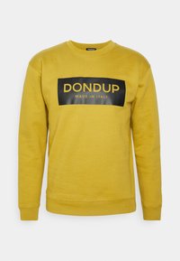 Żółta bluza z czarnym prostokątnym grafiką z napisem "DON DUP MADE IN ITALY." Wykonana z teksturowanej tkaniny, z długimi rękawami.