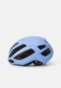 Jasnoniebieski kask rowerowy o aerodynamicznym kształcie, z dużymi otworami wentylacyjnymi i czarnym wnętrzem z wyściółką. Posiada regulowany pasek podbrodkowy.
