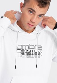 Witte hoodie met een groot, gelaagd "ombre menswear" graphic op de voorkant. Voorzien van verstelbare trekkoorden en geribde manchetten.