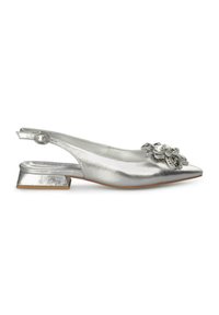 Scarpa slingback argento con punta affusolata, finitura metallica, tacco a blocco piccolo e decorazione floreale sul davanti.