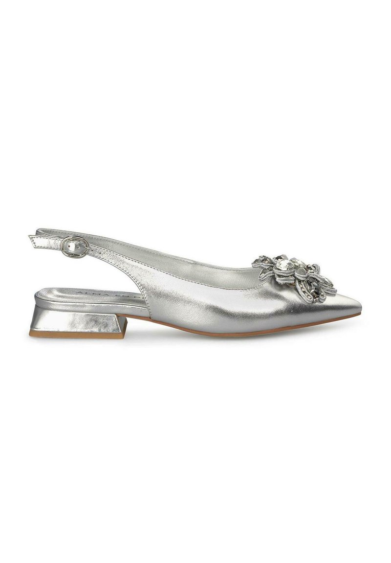 Scarpa slingback argento con punta affusolata, finitura metallica, tacco a blocco piccolo e decorazione floreale sul davanti.