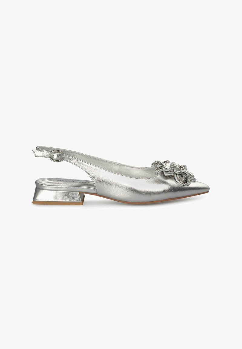 Scarpa slingback argento con punta affusolata, finitura metallica, tacco a blocco piccolo e decorazione floreale sul davanti.