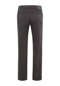 Dunkelgraue, gerade geschnittene Hose mit zwei Gesäßtaschen und einem Leder-Brandpatch am Bund, von hinten gezeigt.