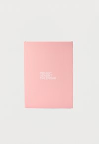 Roze adventskalenderdoos van karton met een matte afwerking, met witte tekst in het midden aan de voorkant waarop staat: "PIECES ADVENT CALENDAR".