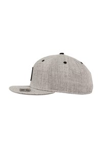 Szürke snapback sapka lapos karimával, textúrált anyagból, fekete szellőzőkkel és egy kis téglalap alakú logóval az elején.