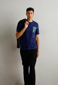 Scotch & Soda REGULAR FIT LEFT CHEST LOGO - Potiskana majica - peacoat