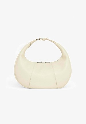 Bolso hobo de cuero beige claro con forma redondeada, que cuenta con un asa superior y un cierre con broche metálico. Superficie texturizada con costuras visibles.