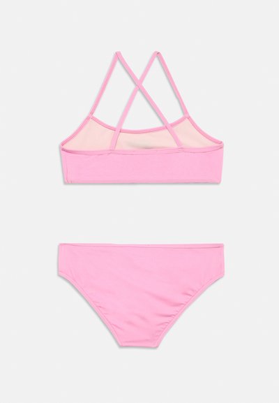 Ροζ σετ μπικίνι με σχεδιασμό με λουριά που διασταυρώνονται στην πλάτη, περιλαμβάνει κορυφή κοντού μήκους και σλιπ βασικής κοπής. Κατασκευασμένο από λείο, ελαστικό ύφασμα.