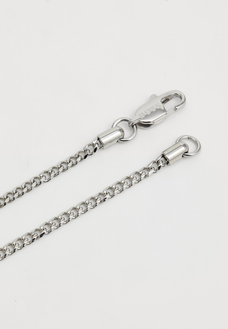BOSS KASSY EMBLEM Collana Uomo In Acciaio Inossidabile – Catena A Maglie 55,8 Cm Con Pendente Logo Smaltato Nero – Gioiello Di Moda Disponibile In Argento O Oro