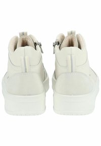 Weiße High-Top-Sneaker mit einem Obermaterial aus glattem Leder und strukturiertem Wildleder, umrandeten Nähten und einem weichen Fellfutter. Seitenreißverschluss.
