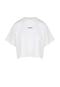 Biały skrócony t-shirt wykonany z bawełny, z krótkimi rękawami i prążkowanym dekoltem w kształcie okrągłym. Na przodzie znajduje się małe czarne logo "MISAGA®".