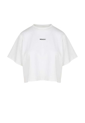 Witte cropped t-shirt van katoen, met korte mouwen en een geribde ronde hals. Inclusief klein zwart "MISAGA®" logo aan de voorkant.