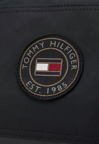 Tommy Hilfiger TEXTURE BLOCK WASHBAG UNISEX - Vrecko na pranie - black