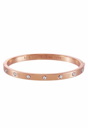 Bracciale a saracinesca in oro rosa con accenti di cristallo trasparente circolare, superficie liscia e lucida, e nome del marchio inciso sul bordo interno.