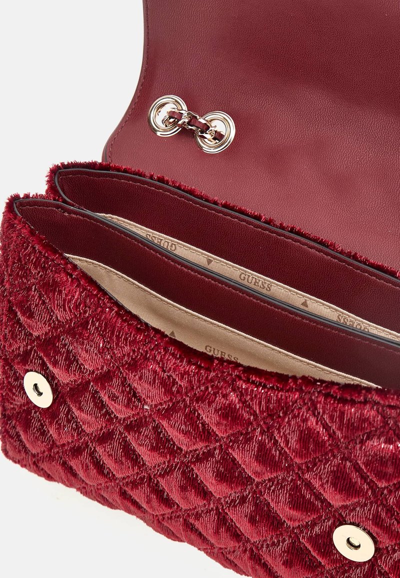 GUESS Giully Borsa A Tracolla Convertibile In Pelle Trapuntata, Con Catena E 6 Slot Per Carte, Oro Antico - 4