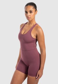 Bodysuit deportivo color burdeos con un diseño ajustado, tirantes ajustables y un acabado sin costuras, con escote redondeado y piernas cortas.