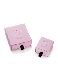 Deux boîtes cadeaux roses, une plus grande et une plus petite, avec une finition brillante, présentant un logo et un onglet noir sur le côté.