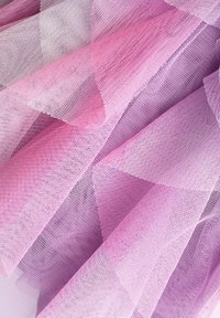 Strati di tessuto a rete traslucido rosa e lavanda con una fine trama a rete, sovrapposti e morbidi pieghetti.