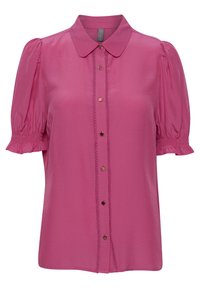 Blusa rosa de botones con mangas cortas abullonadas, cuello redondo y costuras decorativas a lo largo de la tapeta de botones, con botones en tono dorado.