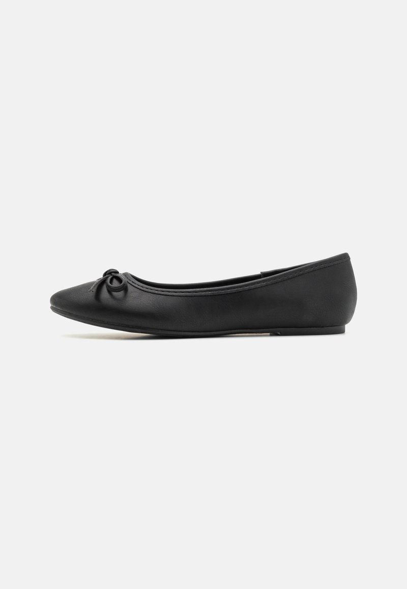 Chaussure de ballet plate noire avec bout arrondi et petit nœud décoratif sur fond blanc.