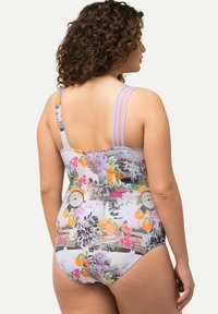 Maillot de bain une pièce avec un imprimé floral et graphique, agrémenté de touches d'orange et de violet. Tissu extensible, bretelles arrière de couleur lilas.