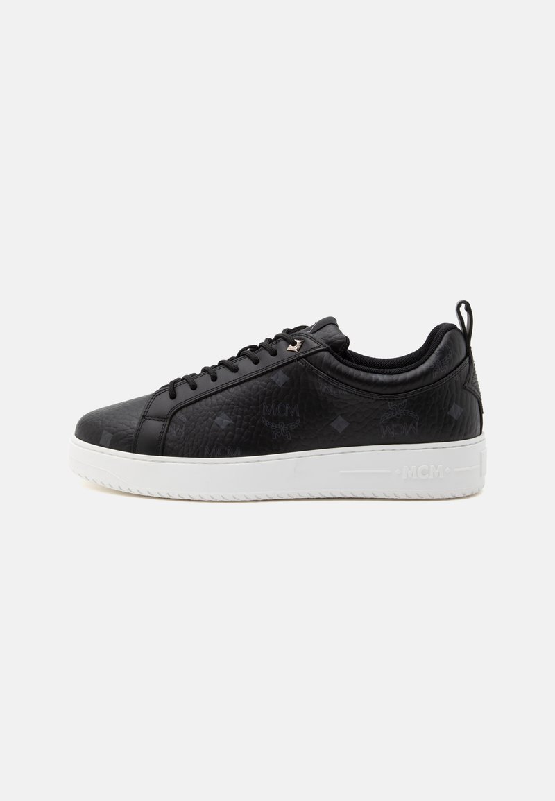 Μαύρο δερμάτινο sneaker χαμηλού τύπου με ανάγλυφο μοτίβο λογότυπου MCM, μαύρα κορδόνια, επενδεδυμένο γιακά και λευκή καουτσούκ σόλα με σήμανση MCM.