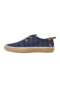 Scarpe in tela blu navy con righe orizzontali, dotate di suola in juta intrecciata, punta arrotondata e dettaglio in pelle beige sul tallone.