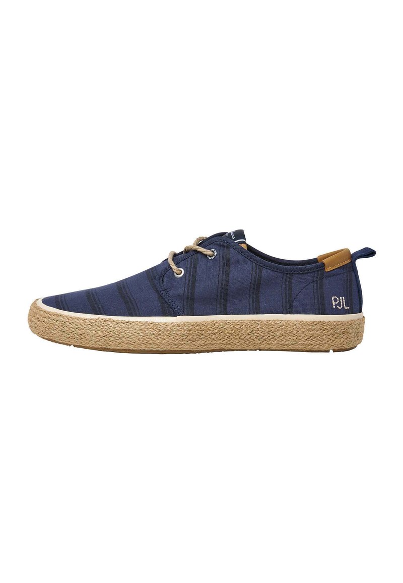 Scarpe in tela blu navy con righe orizzontali, dotate di suola in juta intrecciata, punta arrotondata e dettaglio in pelle beige sul tallone.
