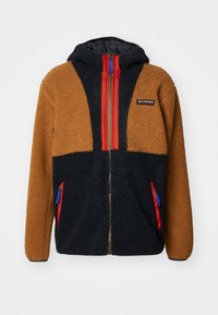 Męska brązowo-czarna polarowa kurtka z kapturem, z czerwonym wykończeniem zamka błyskawicznego, niebieskimi uchwytami zamka oraz logo Columbia Sportswear na klatce piersiowej.