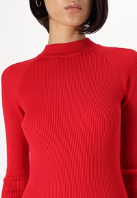 Vero Moda Tall VMWILLOW DRESS - Strikket kjole - salsa
