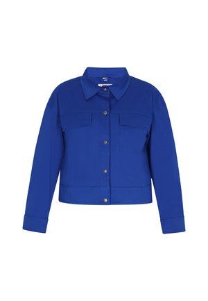 Blaue kurz geschnittene Jacke aus glattem Stoff mit Knopfverschluss, zwei Brusttaschen und hochrollbaren Ärmeln mit Knopfmanschetten.