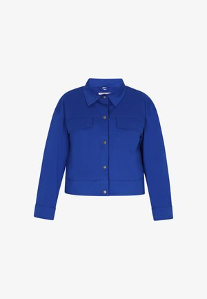 Blaue kurz geschnittene Jacke aus glattem Stoff mit Knopfverschluss, zwei Brusttaschen und hochrollbaren Ärmeln mit Knopfmanschetten.