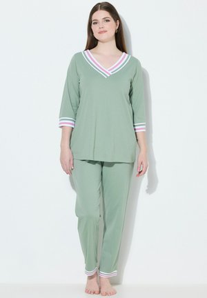 Ensemble de pyjama vert avec un col en V et des manches 3/4, mettant en avant des accents rayés roses et blancs au niveau du col et des poignets. Tissu doux et léger.