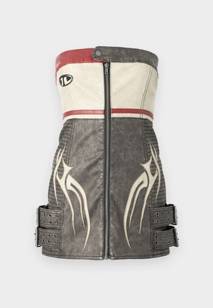 Gilet ajusté sans bretelles en cuir texturé noir et beige, avec des accents rouges, une fermeture éclair centrale et des sangles latérales avec des clous en métal.