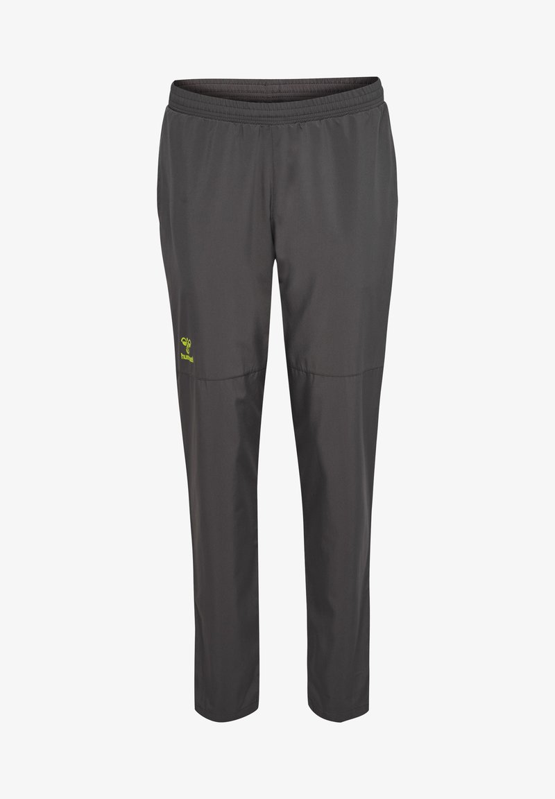 Grijze, lichte sportbroek met een elastische tailleband, taps toelopende benen en een klein groen logo aan de linkerkant. Glad textiel.