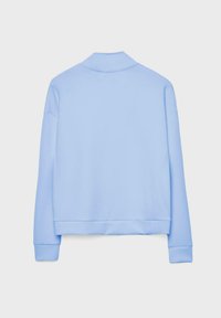 Jasnoniebieska bluza z długim rękawem, wysokim kołnierzem, ściągaczami na mankietach i na dole, pokazana od tyłu na jednolitym tle.