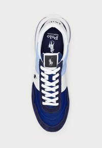 Granatowo-niebieski but sportowy z teksturami siateczki i zamszu, wyposażony w białe sznurowadła, naszywkę z logo oraz zaokrąglony kształt przodu.