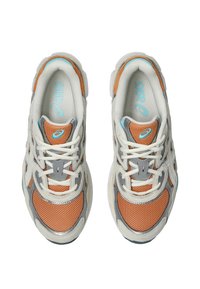 Scarpe sportive grigie e arancioni; parte superiore in rete con accenti sintetici; design con lacci; colletto imbottito; logo turchese sulla linguetta.