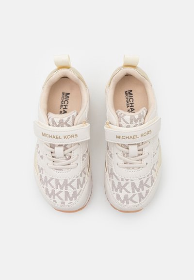 Witte sneakers met beige accenten, voorzien van een bovenwerk van mesh, een klittenbandsluiting en een zichtbaar logo-patroon. De rubberen zool biedt grip.