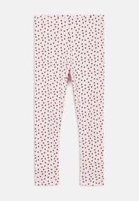 Leggings gemaakt van lichtroze lichtgewicht stof met verticale ribbels, voorzien van verspreide donkerpaarse polka dots en een elastische tailleband.