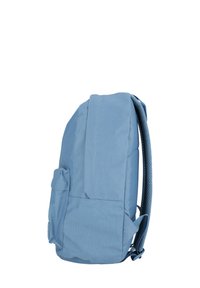 Niebieski plecak z materiału o aerodynamicznym kształcie, z wyściełanymi ramiączkami, boczną kieszenią i teksturowanym tyłem dla większego komfortu.