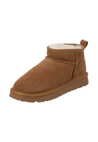 Bruine suede enkelboot met een ronde neus, zachte crème voering en een rubberen zool. Heeft een gestikt design en een achterste trekkoord.