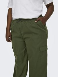 Oliven grønne cargo bukser med elastisk talje og snøre, sidelommer, og en enkelt cargo lomme på højre lår.
